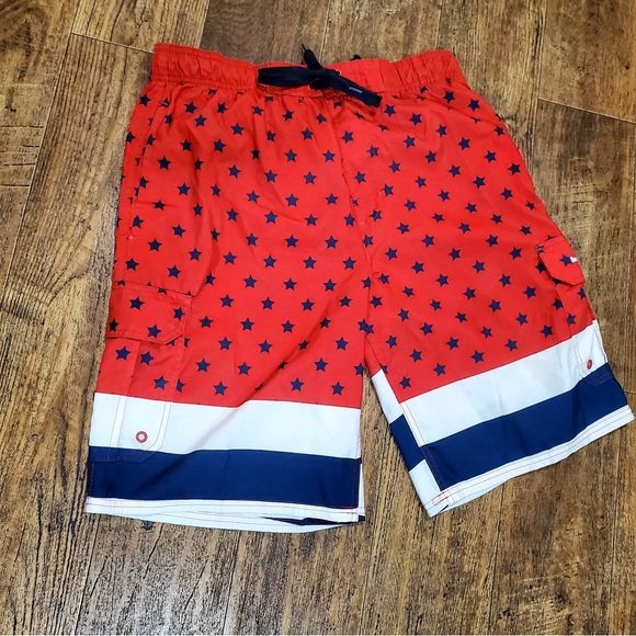 Red Star-Patterned Men's Shorts - Picture 3 of 10